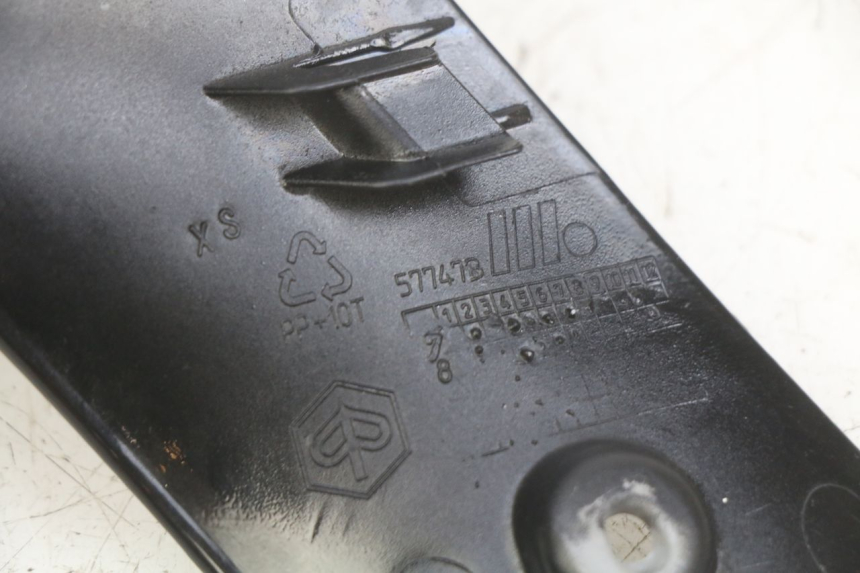 photo de FALDóN IZQUIERDO PIAGGIO VESPA GTS SUPER IE 125 (2009 - 2016) - Detalle de la pieza