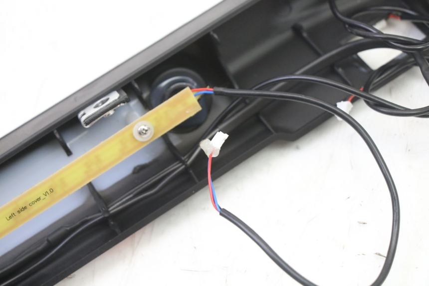 photo de BAJO DE CAJA IZQUIERDO DUALTRON VICTOR LIMITED 1 - Zoom sobre los componentes