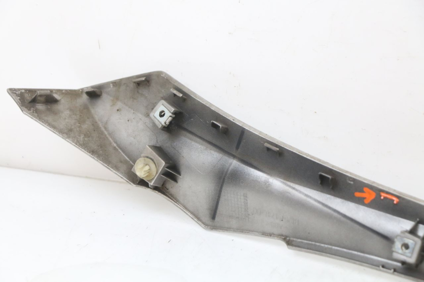 photo de FALDóN IZQUIERDO YAMAHA XMAX X-MAX ABS 125 (2017 - 2020) - Detalles de los puntos de fijación