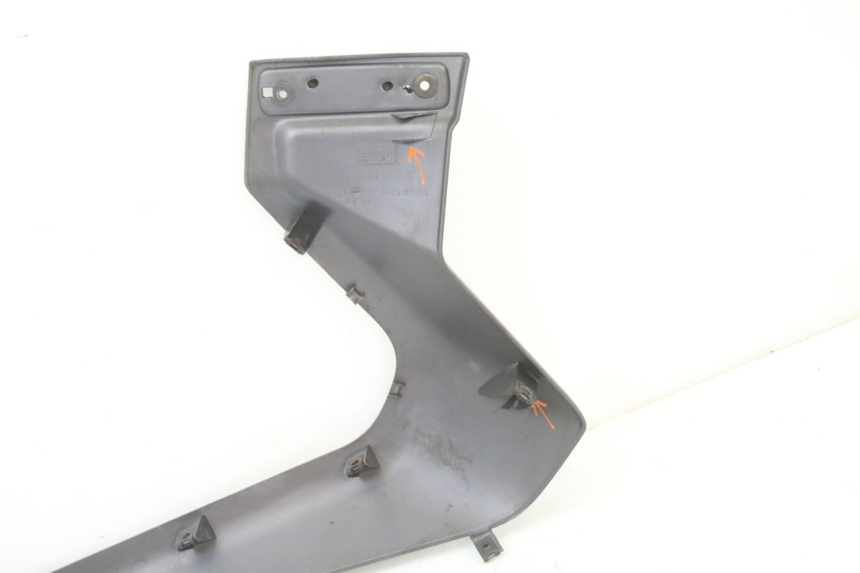 photo de FALDóN IZQUIERDO YAMAHA XMAX X-MAX 125 (2006 - 2009) - Detalles de los puntos de fijación