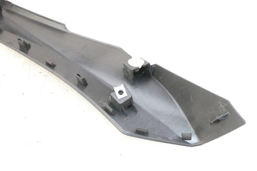 photo de BAJO CARENADO IZQUIERDA YAMAHA XMAX X-MAX 125 (2021 - 2025) - Primer plano técnico