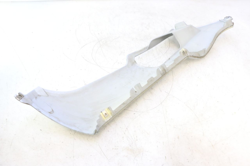 photo de BAJO CARENADO IZQUIERDA PIAGGIO X8 STREET 125 (2006 - 2007) - Detalles de los puntos de fijación