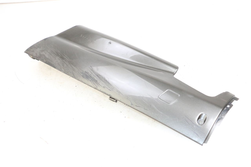 photo de BAJO CARENADO IZQUIERDA YAMAHA YP MAJESTY 125 (2002 - 2006) - Primer plano técnico