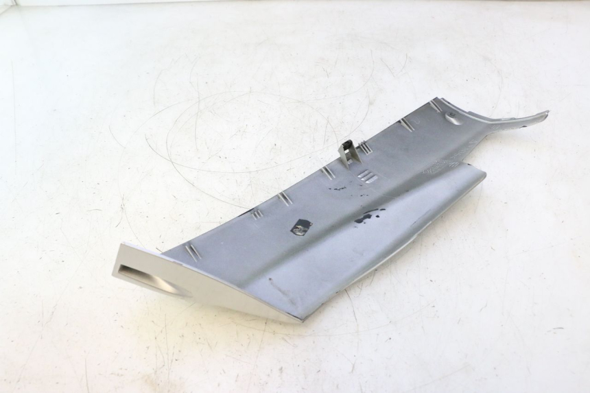 photo de BAJO CARENADO IZQUIERDA YAMAHA YP MAJESTY 125 (2002 - 2006) - Primer plano técnico