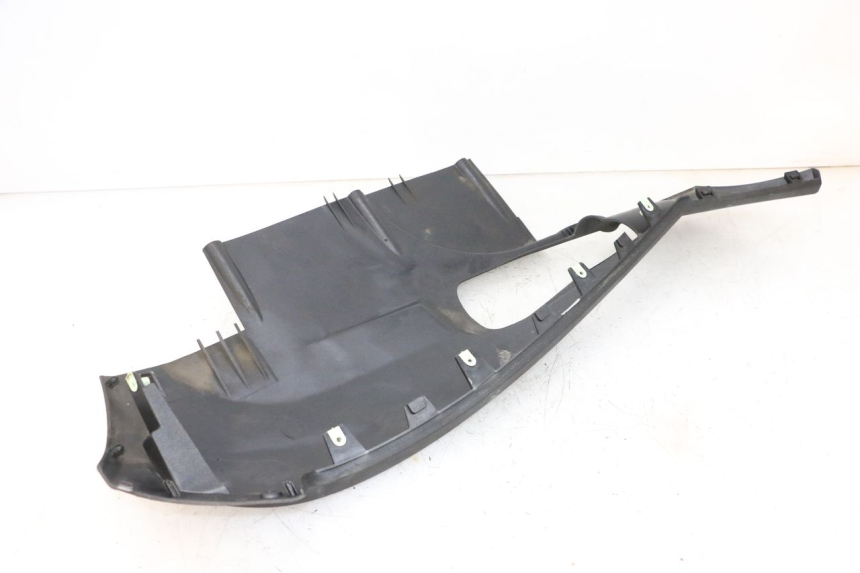 photo de BAJO CARENADO PEUGEOT SATELIS 125 (2013 - 2018) - Detalles de los puntos de fijación