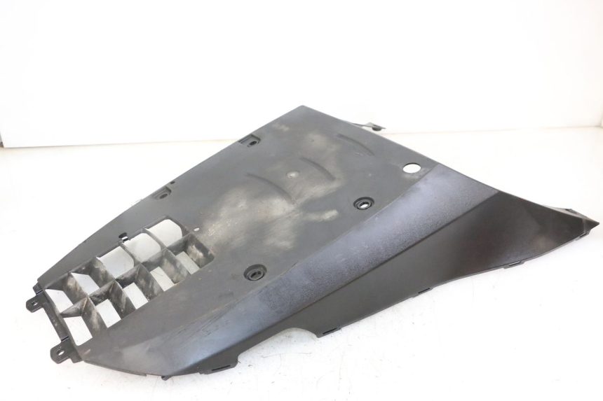 photo de BAJO CARENADO SUZUKI BURGMAN 125 (2018 - 2021) - Detalles de los puntos de fijación