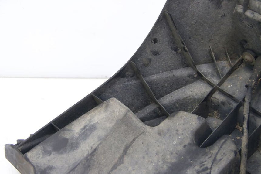 photo de GUARDABARROS TRASERO SUZUKI SIXTEEN 125 (2008 - 2010) - Detalle de la pieza