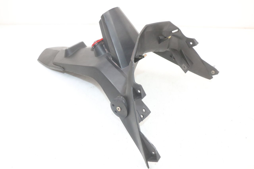 photo de ALETA TRASERA PEUGEOT TWEET 125 (2018 - 2021) - Detalles de los puntos de fijación