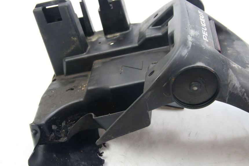 photo de GUARDABARROS TRASERO PEUGEOT ZENITH 50 (1994 - 1999) - Detalles de los puntos de fijación