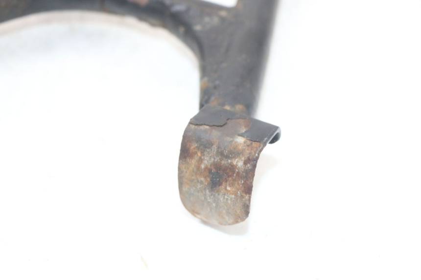 photo de CABALLETE CENTRAL SUZUKI GS F 500 (2004 - 2007) - Detalles de los puntos de fijación