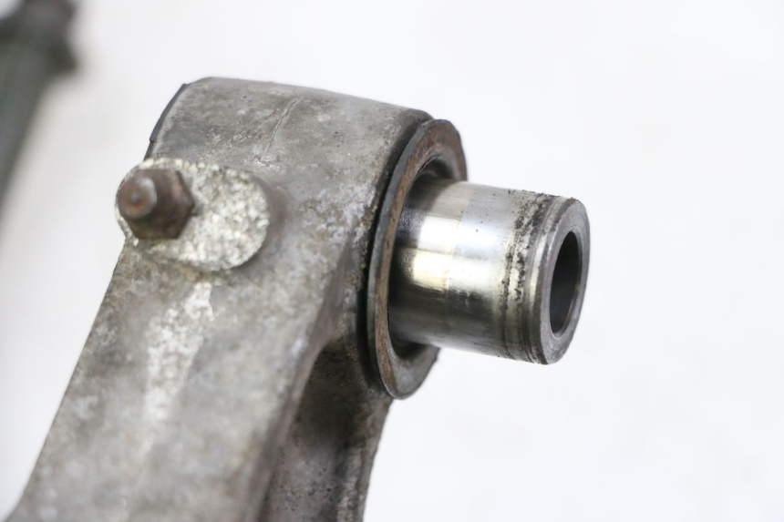 photo de BIELETA SUSPENSION KAWASAKI ZR7 ZR-7 S 750 (1999 - 2004) - Primer plano técnico