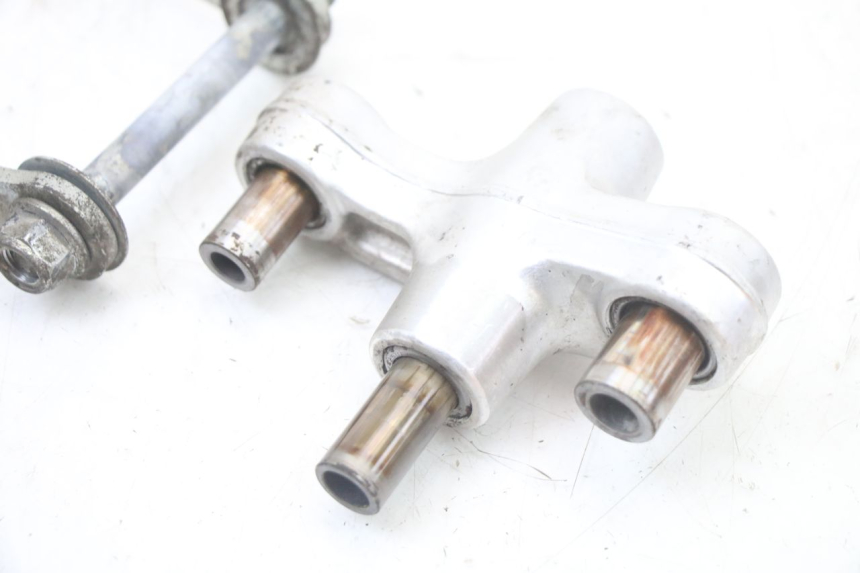 photo de BIELETA SUSPENSION SUZUKI GSF S BANDIT 600 (2000 - 2004) - Primer plano técnico