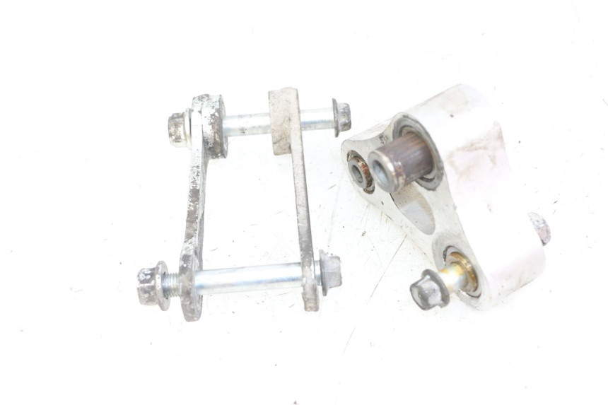 photo de BIELETA SUSPENSION SUZUKI GSR 750 (2011 - 2017) - Primer plano técnico