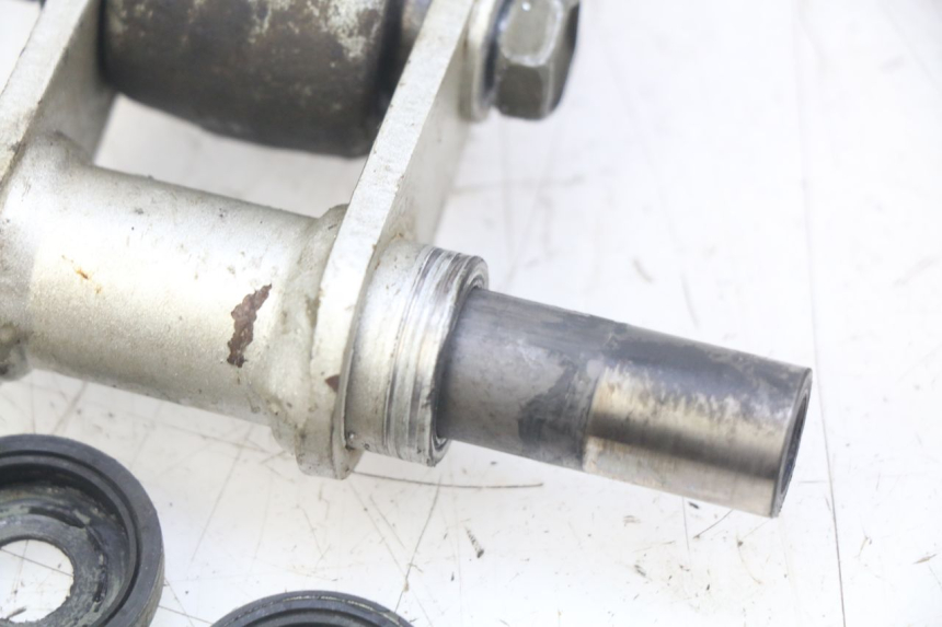 photo de BIELETA DE AMORTIGUADOR YAMAHA TTR 125 (2000 - 2020) - Primer plano técnico