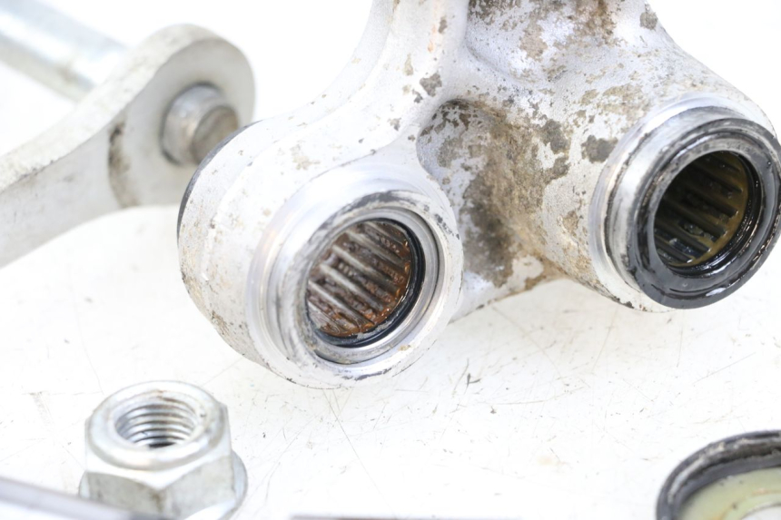 photo de BIELETA SUSPENSION HYOSUNG XRX 125 (2000 - 2008) - Detalles de los puntos de fijación