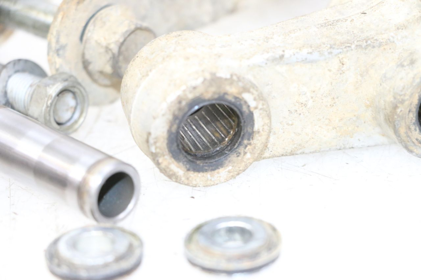 photo de BIELETA SUSPENSION YAMAHA YZ 85 (2022 - 2025) - Primer plano técnico