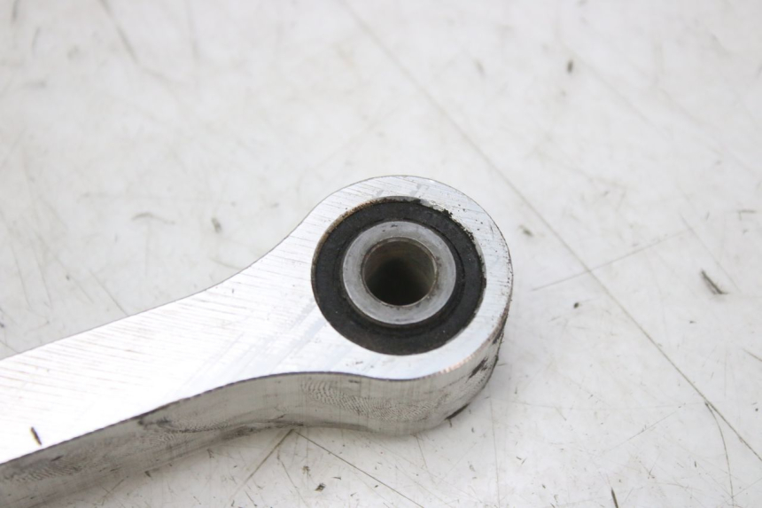 photo de BIELETA DE AMORTIGUADOR YAMAHA YZF R1 1000 (2007 - 2008) - Primer plano técnico