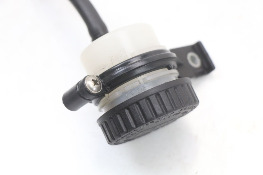 photo de TARRO FLUIDO FRENO MOTO GUZZI NORGE 8V GT 1200 (2011 - 2016) - Primer plano técnico