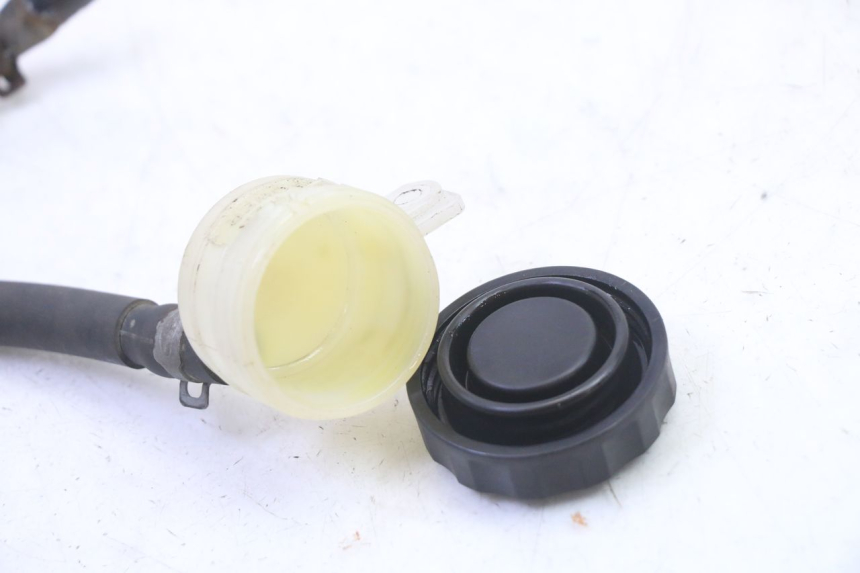 photo de TARRO FLUIDO FRENO TRIUMPH SPRINT 900 (1995 - 1998) - Primer plano técnico