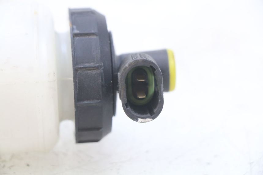 photo de TARRO FLUIDO FRENO RENAULT TWIZY 45 (2012 - 2019) - Primer plano técnico