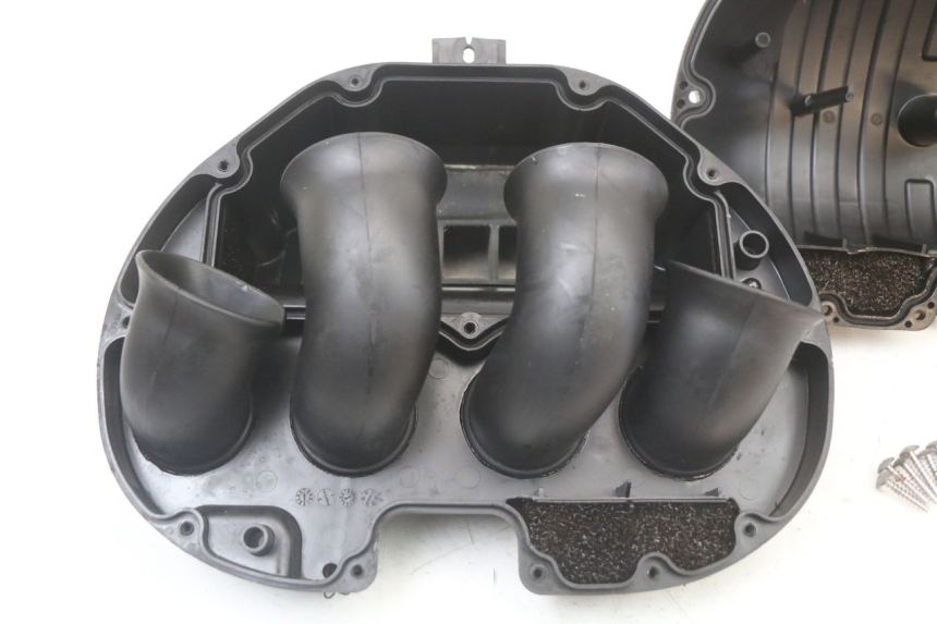 photo de CAJA FILTRO SUZUKI GSR 750 (2011 - 2017) - Detalles de los puntos de fijación