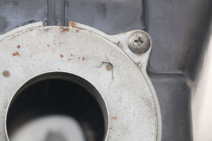 photo de CAJA FILTRO SUZUKI GS F 500 (2004 - 2007) - Primer plano técnico