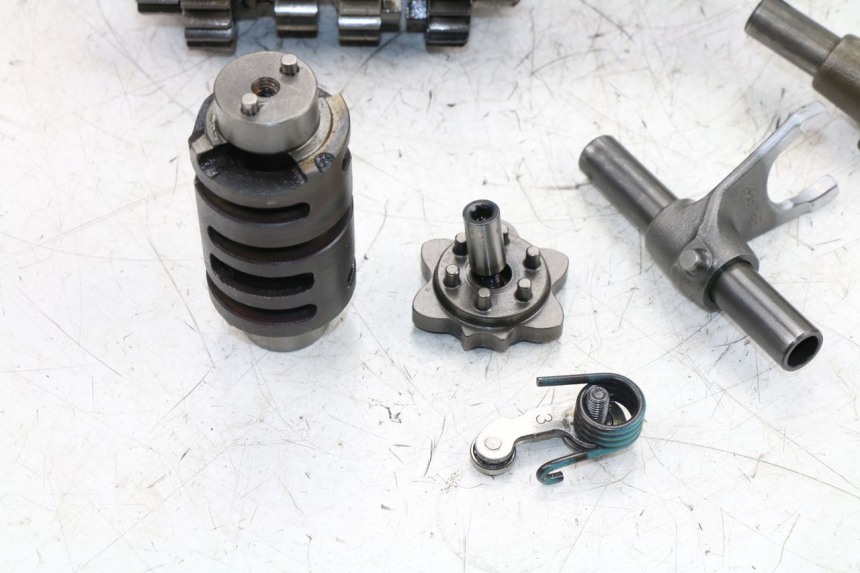 photo de CAJA CAMBIOS SUZUKI SFV GLADIUS 650 (2009 - 2015) - Detalles de los puntos de fijación