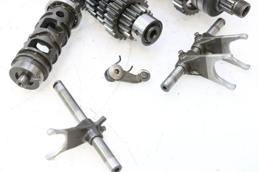 photo de CAJA CAMBIOS KAWASAKI ZX-6R ZX6R 600 (2000 - 2002) - Enfoque en la estructura