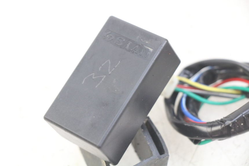 photo de UNIDAD DE CONTROL CDI CCR DIRT BIKE 125 - Primer plano técnico