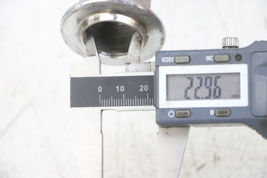 photo de TAPA HORQUILLA ROYAL ENFIELD HYMALAYAN 410 (2016 - 2023) - Detalle de la pieza