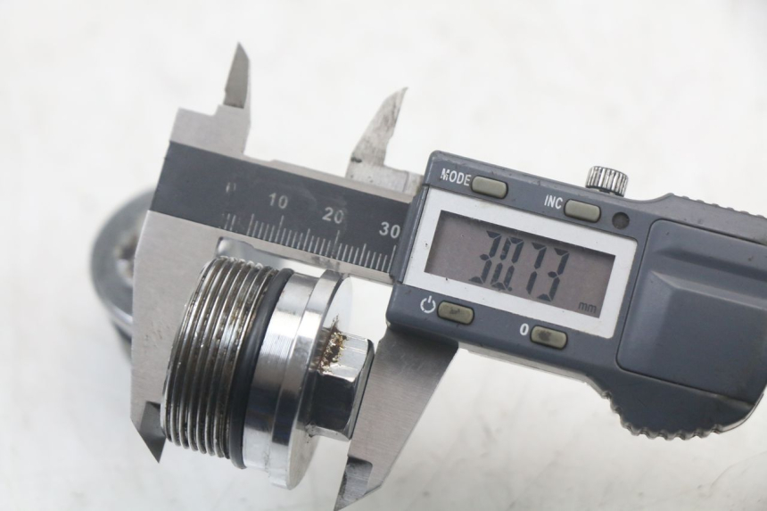 photo de TAPON DE HORQUILLA PEUGEOT SATELIS 125 (2006 - 2009) - Primer plano técnico