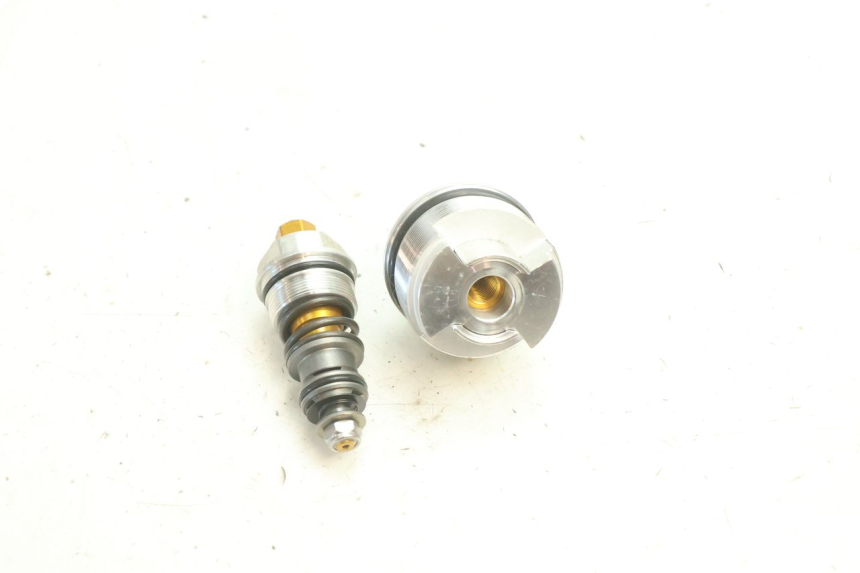 photo de TAPA HORQUILLA YAMAHA YZF R6 600 (2008 - 2009) - Otra perspectiva