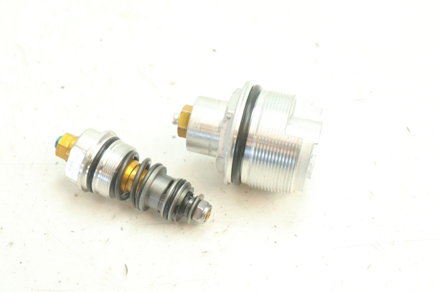 photo de TAPA HORQUILLA YAMAHA YZF R6 600 (2008 - 2009) - Primer plano técnico