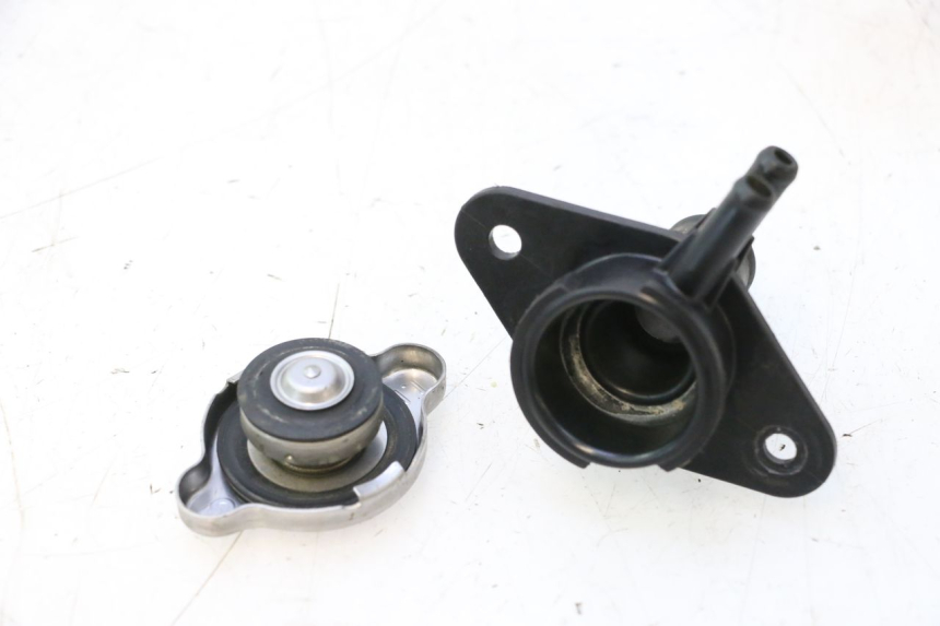 photo de TAPON RADIADOR YAMAHA FJR 1300 (2001 - 2005) - Zoom estado de uso