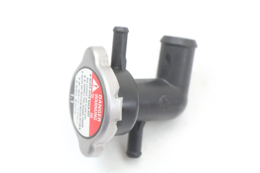 photo de TAPON RADIADOR HONDA FJS SILVER WING SILVERWING 400 (2005 - 2008) - Primer plano técnico