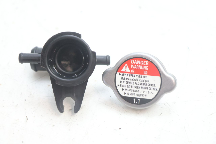 photo de TAPON RADIADOR HONDA FJS SILVER WING SILVERWING 400 (2005 - 2008) - Vista principal