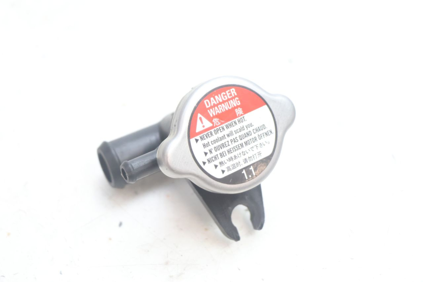 photo de TAPON RADIADOR HONDA FJS SILVER WING SILVERWING 400 (2005 - 2008) - Zoom estado de uso
