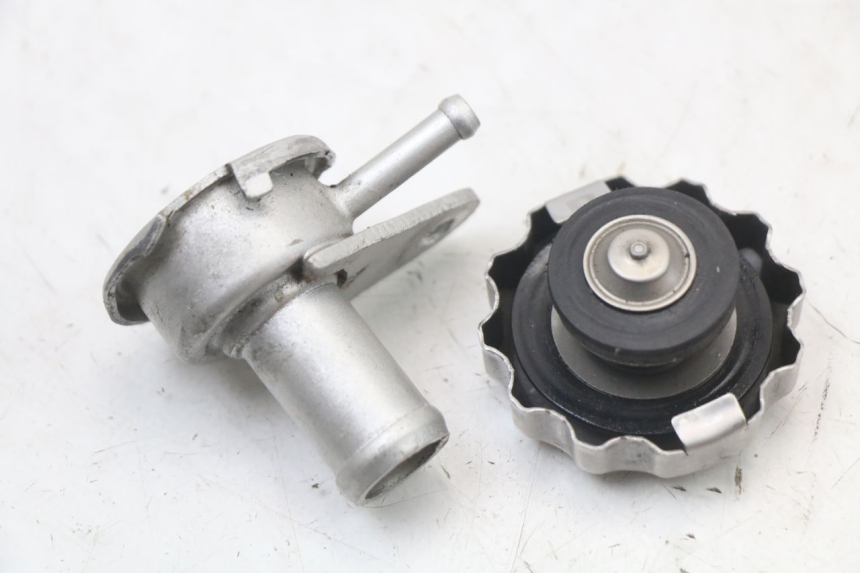 photo de TAPON RADIADOR NECO GPX LC 2T 50 (2014 - 2018) - Detalle de la pieza
