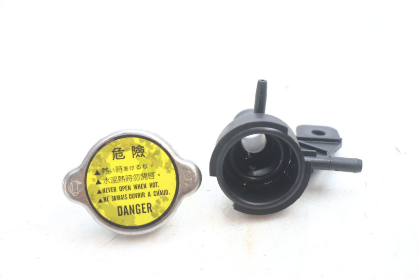 photo de TAPON RADIADOR KYMCO MXU R 250 (2004 - 2010) - Otra perspectiva
