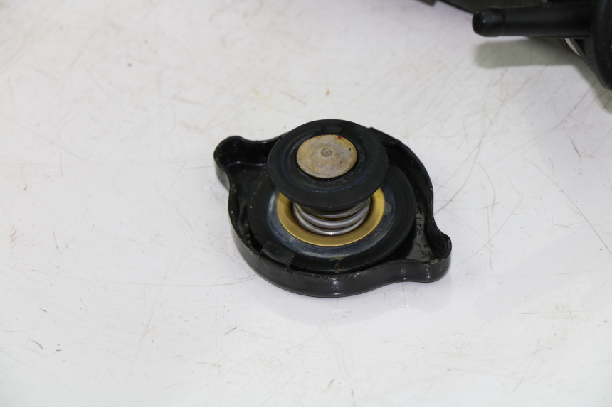 photo de TAPON RADIADOR SUZUKI UH BURGMAN 125 (2002 - 2006) - Detalles de los puntos de fijación
