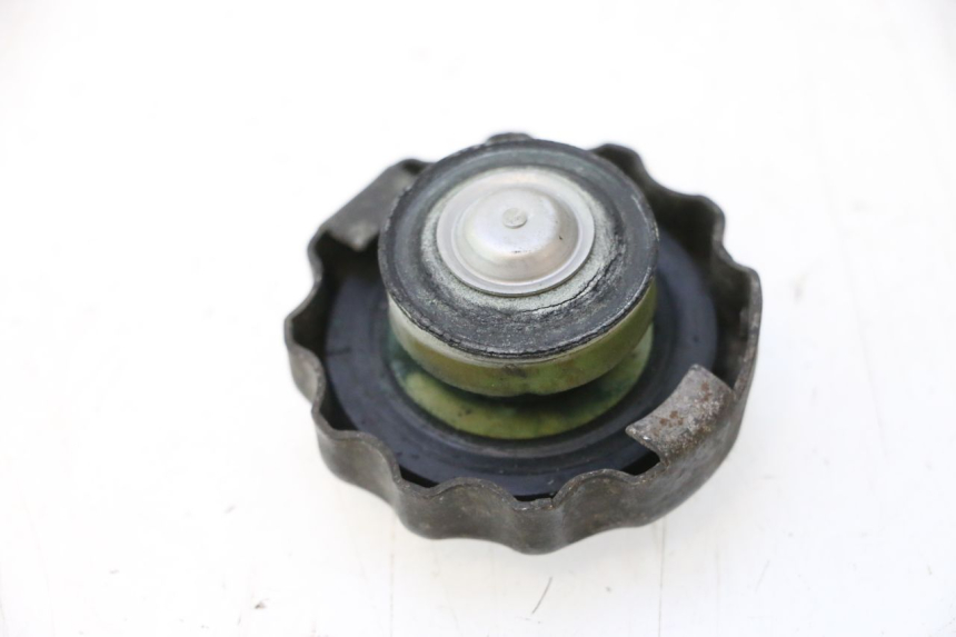 photo de TAPON RADIADOR HONDA XRV AFRICA TWIN 750 (1990 - 1992) - Zoom estado de uso