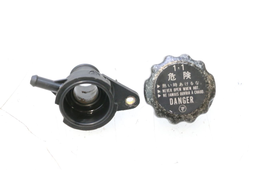 photo de TAPON RADIADOR YAMAHA YP MAJESTY 125 (1998 - 2001) - Otra perspectiva