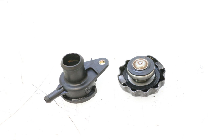 photo de TAPON RADIADOR YAMAHA YP MAJESTY 125 (1998 - 2001) - Primer plano técnico