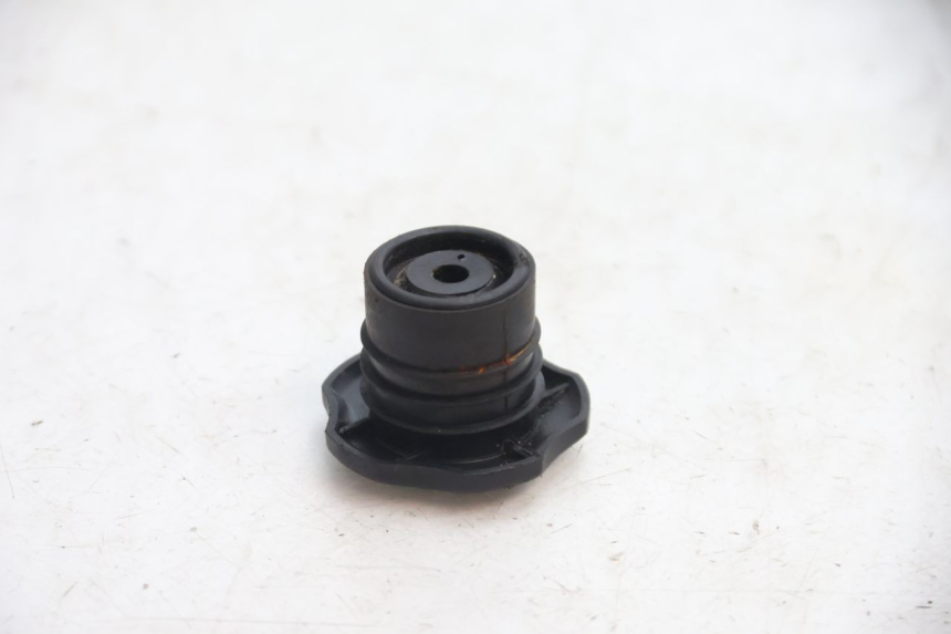photo de TAPON DEPOSITO FUEL PEUGEOT 103 SPX CLIP 50 (1989 - 1992) - Zoom estado de uso