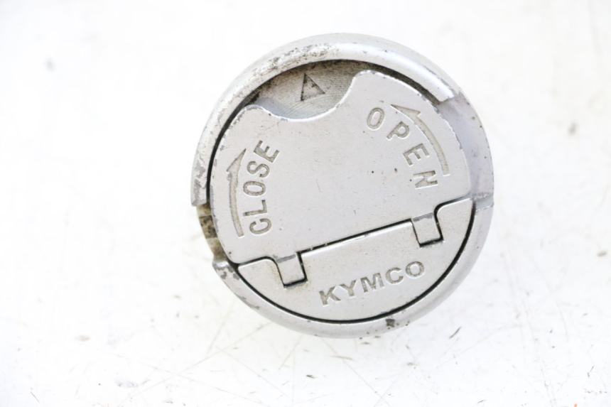 photo de TAPA DE DEPÓSITO DE COMBUSTIBLE KYMCO AGILITY 4T 50 (2018 - 2022) - Zoom estado de uso