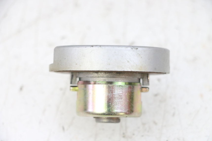 photo de TAPA DE DEPÓSITO DE COMBUSTIBLE KYMCO AGILITY 4T 50 (2018 - 2022) - Primer plano técnico
