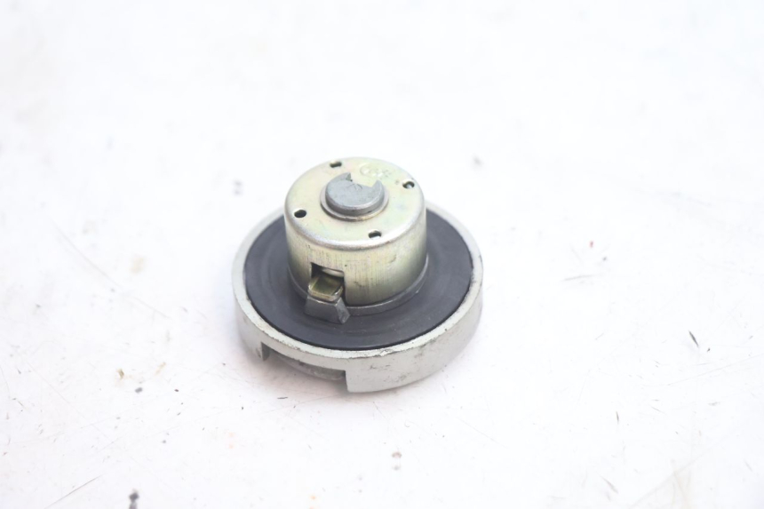 photo de TAPA DE DEPÓSITO DE COMBUSTIBLE KYMCO AGILITY 4T 50 (2018 - 2022) - Primer plano técnico