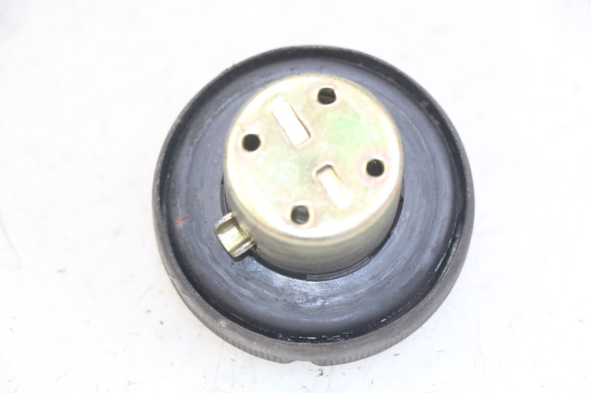 photo de TAPA DEPÓSITO DE COMBUSTIBLE HONDA FES PANTHEON 2T 125 (1998 - 2002) - Detalle de la pieza