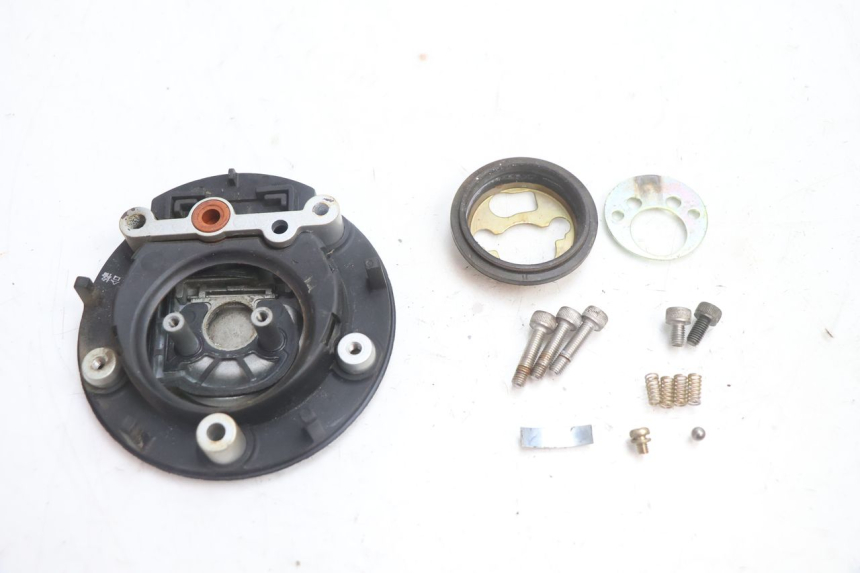 photo de TAPON DEPOSITO FUEL YAMAHA FJR 1300 (2001 - 2005) - Primer plano técnico