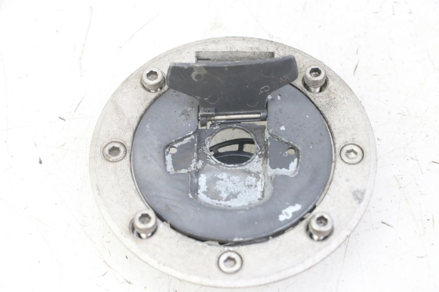 photo de TAPON DE DEPÓSITO DE GASOLINA SUZUKI GS GSE 500 (2001 - 2003) - Primer plano técnico